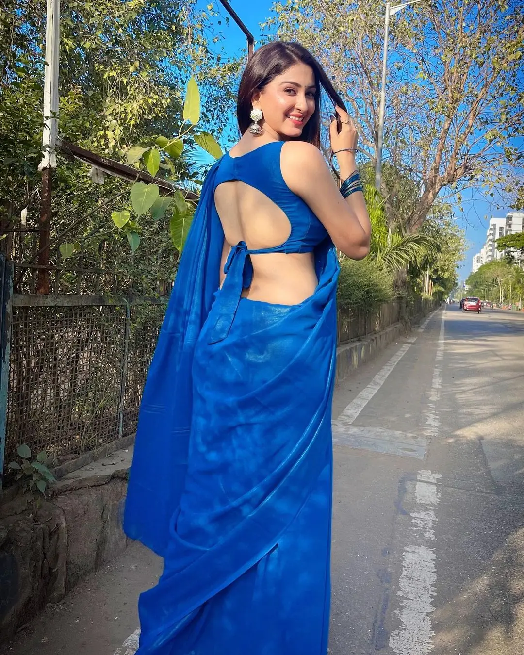 INDIAN ACTRESS ESHANYA MAHESHWARI IN BLUE SAREE SLEEVELESS BLOUSE 1
